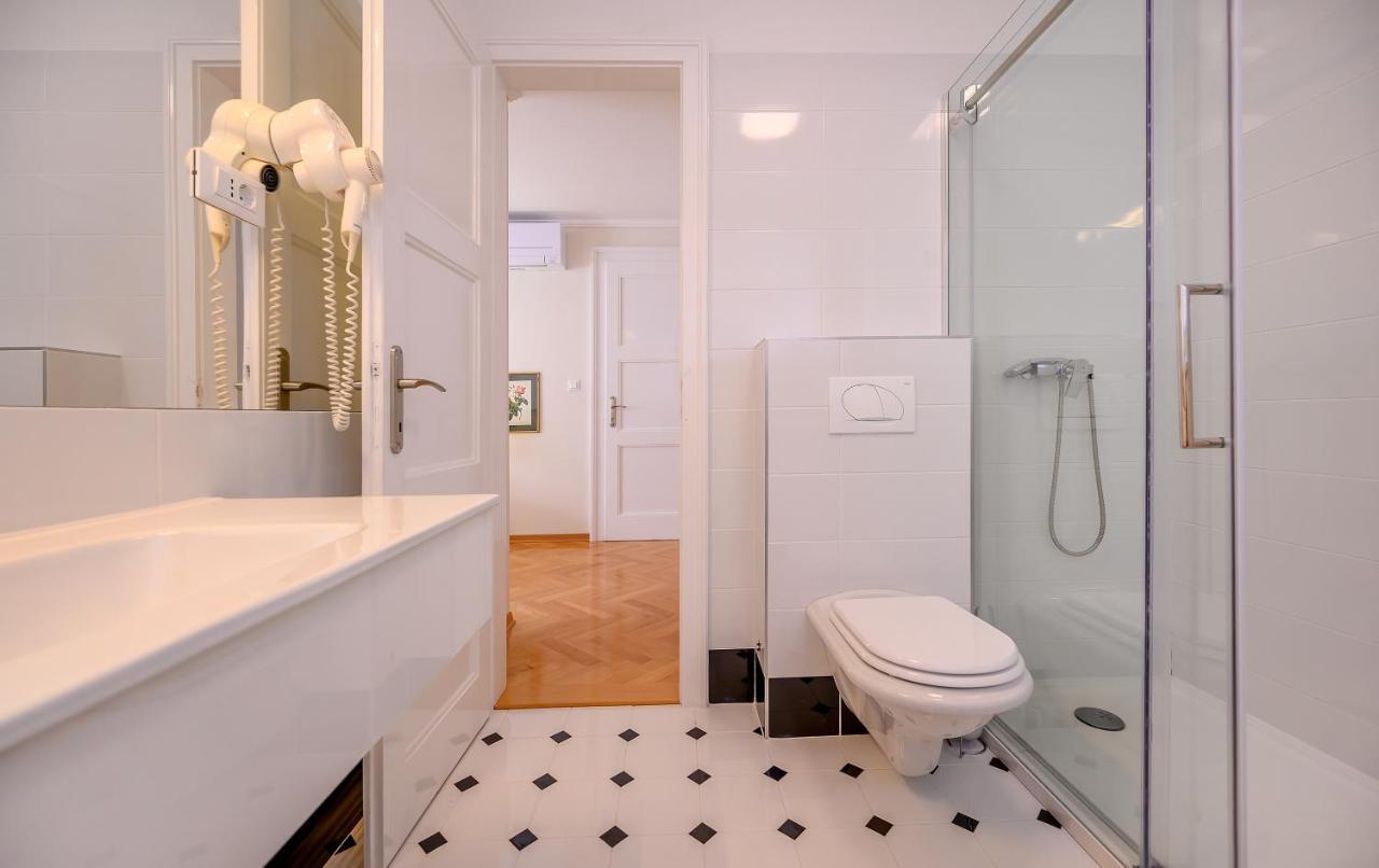 Palace Schoen Milesi - Esense Of Prestige - Private Pool - Free Parking - Old Money Style Luxury Rooms - Walking Distance To The Old Town, The Beach And All Amenities - Buralux Properties Split Exterior photo