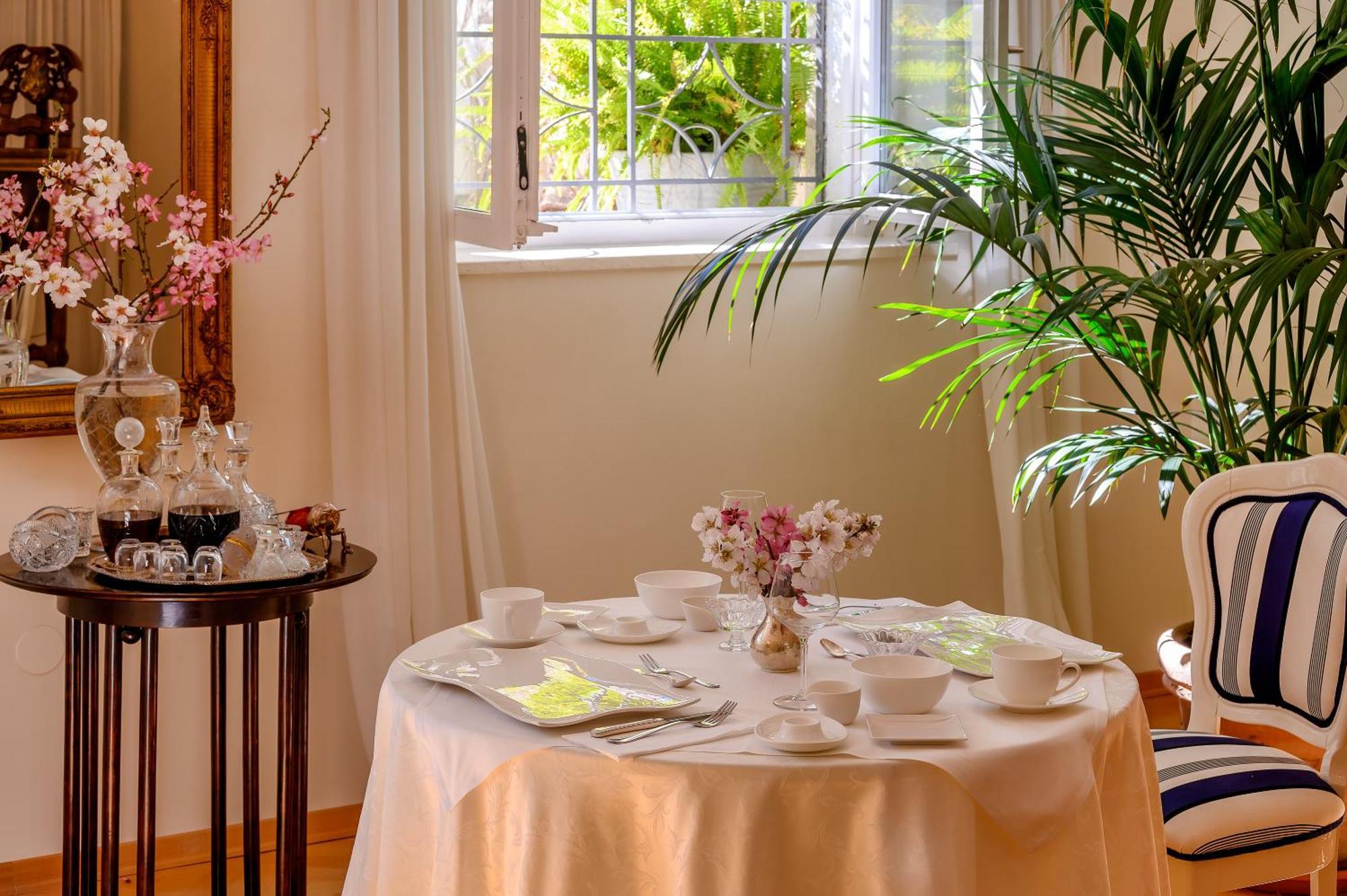 Palace Schoen Milesi - Esense Of Prestige - Private Pool - Free Parking - Old Money Style Luxury Rooms - Walking Distance To The Old Town, The Beach And All Amenities - Buralux Properties Split Exterior photo